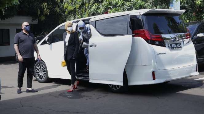 FOTO: Olla Ramlan Digandeng Aufar Hutapea Menuju Ruang Sidang Cerai