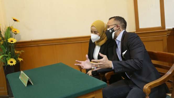 FOTO: Olla Ramlan Digandeng Aufar Hutapea Menuju Ruang Sidang Cerai