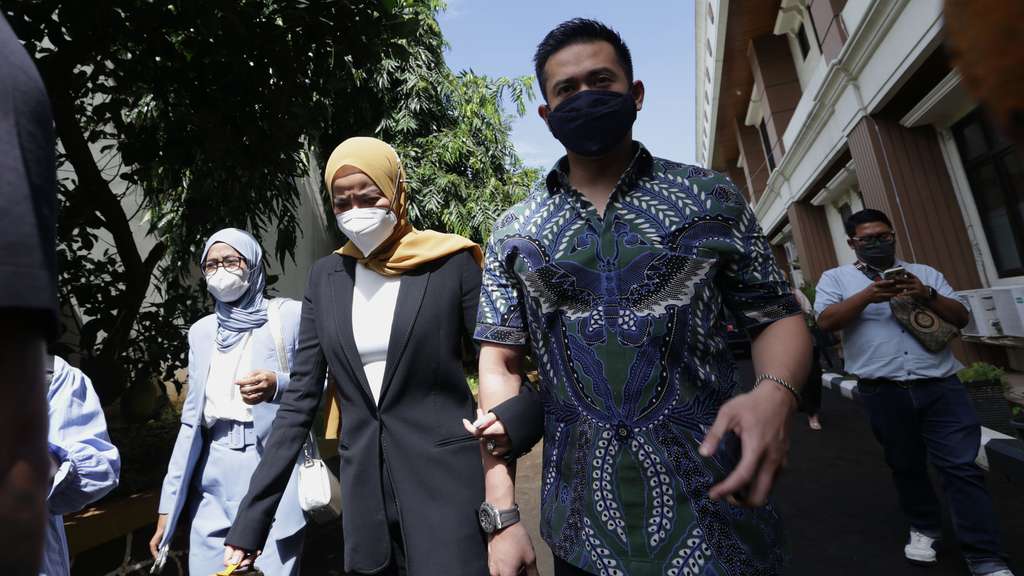 FOTO: Olla Ramlan Digandeng Aufar Hutapea Menuju Ruang Sidang Cerai