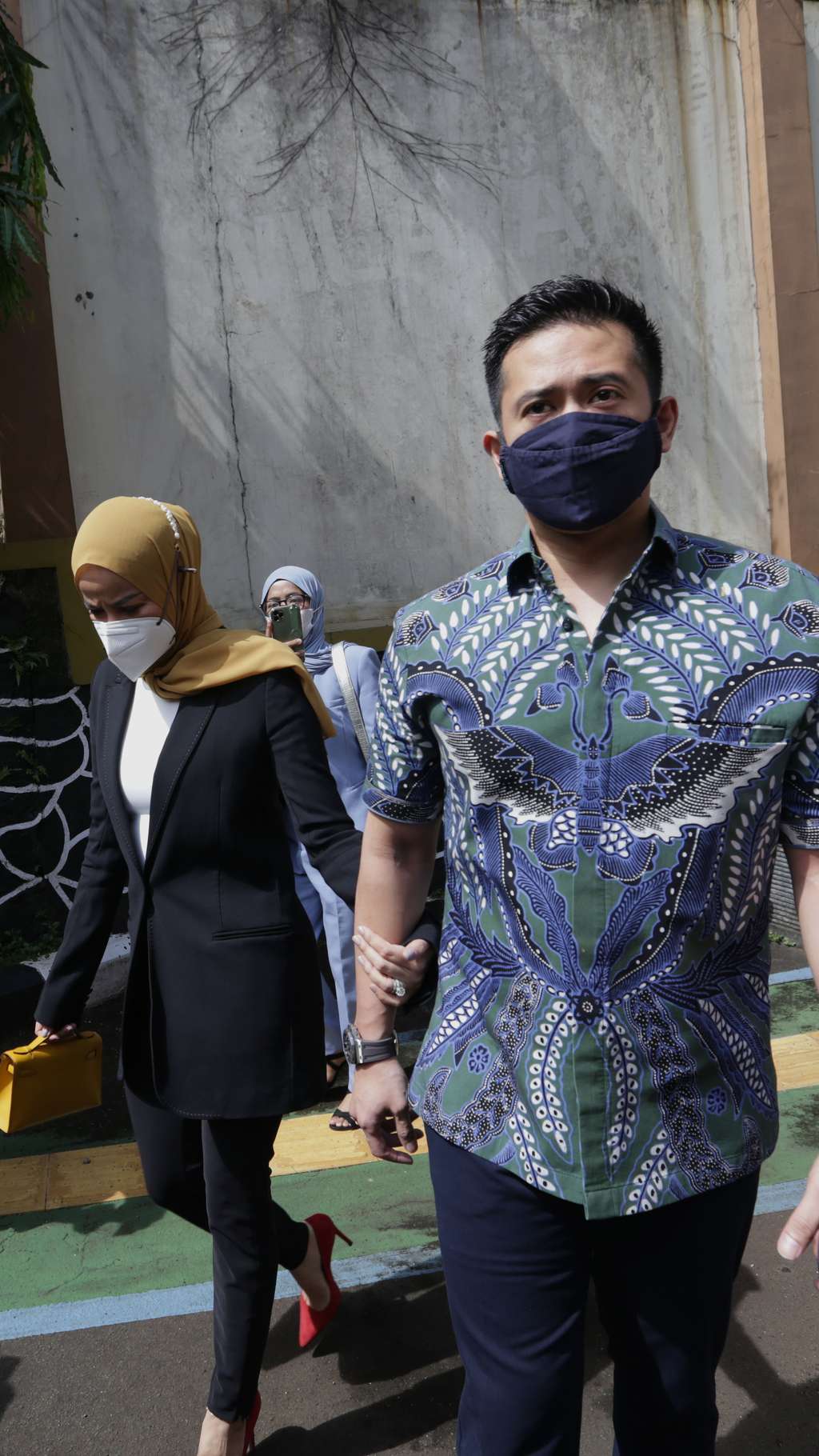 FOTO: Olla Ramlan Digandeng Aufar Hutapea Menuju Ruang Sidang Cerai