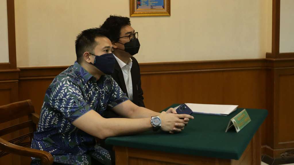FOTO: Olla Ramlan Digandeng Aufar Hutapea Menuju Ruang Sidang Cerai