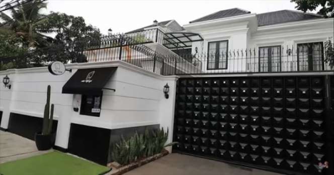 Rumah Mewah Para Selebriti yang Putuskan Hijrah, Bak Istana!