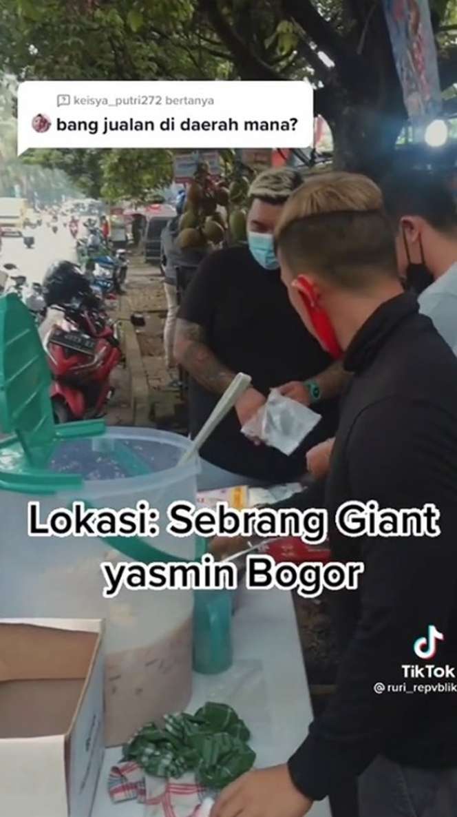 Momen Ruri Repvblik Jualan Es Kelapa Kurma, Tetap Cuek Meski Kerap Dihujat!