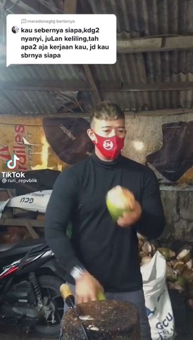 Momen Ruri Repvblik Jualan Es Kelapa Kurma, Tetap Cuek Meski Kerap Dihujat!