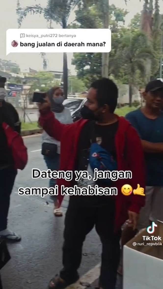 Momen Ruri Repvblik Jualan Es Kelapa Kurma, Tetap Cuek Meski Kerap Dihujat!