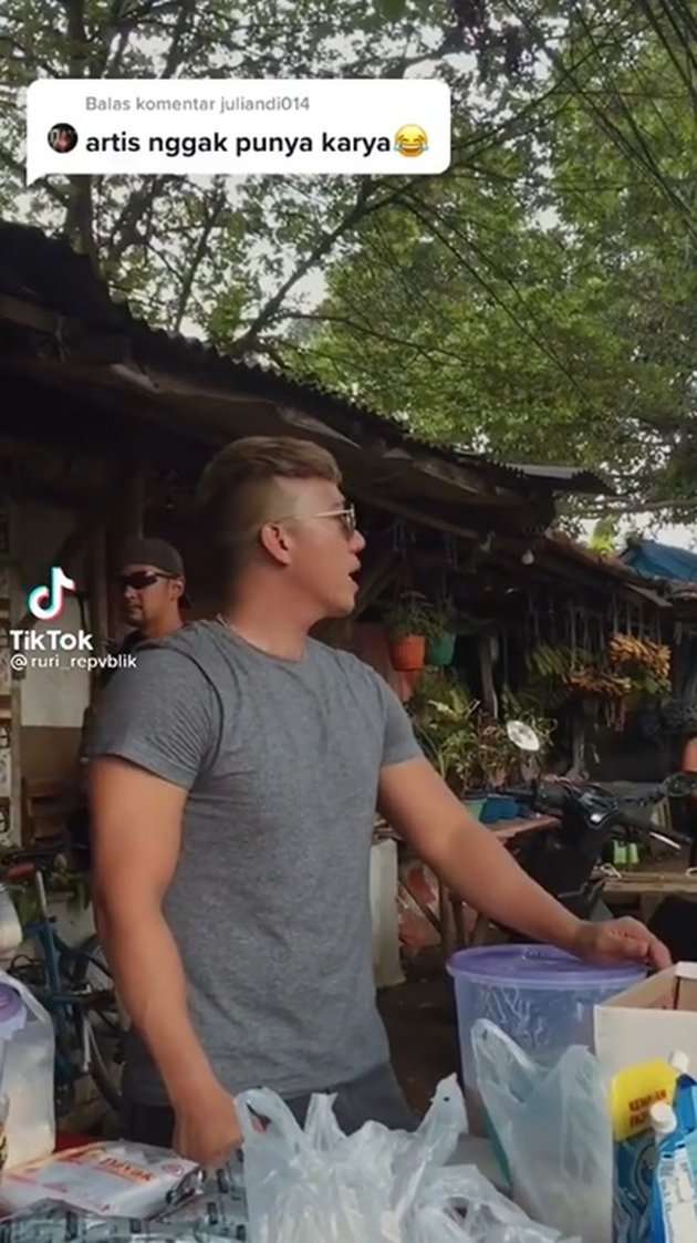 Momen Ruri Repvblik Jualan Es Kelapa Kurma, Tetap Cuek Meski Kerap Dihujat!