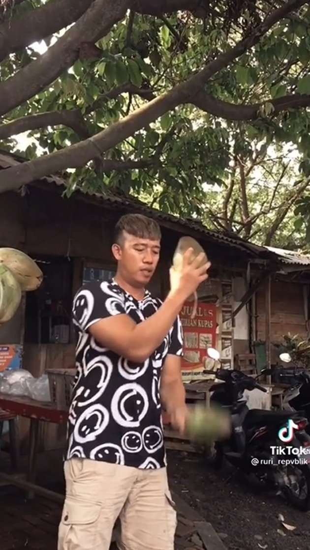 Momen Ruri Repvblik Jualan Es Kelapa Kurma, Tetap Cuek Meski Kerap Dihujat!