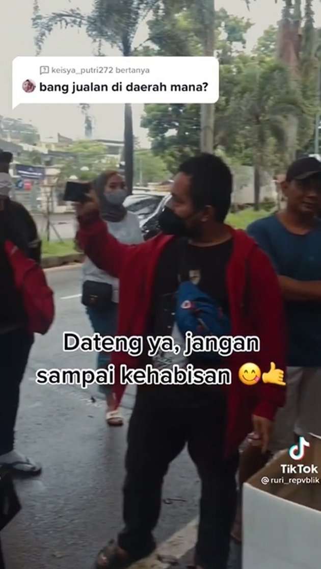 Momen Ruri Repvblik Jualan Es Kelapa Kurma, Tetap Cuek Meski Kerap Dihujat!