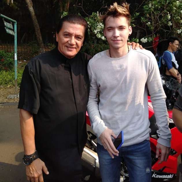 7 Potret George Rudy yang Kini Jadi Mualaf, Dapat Hidayah Usai Peragakan Sholat di Film