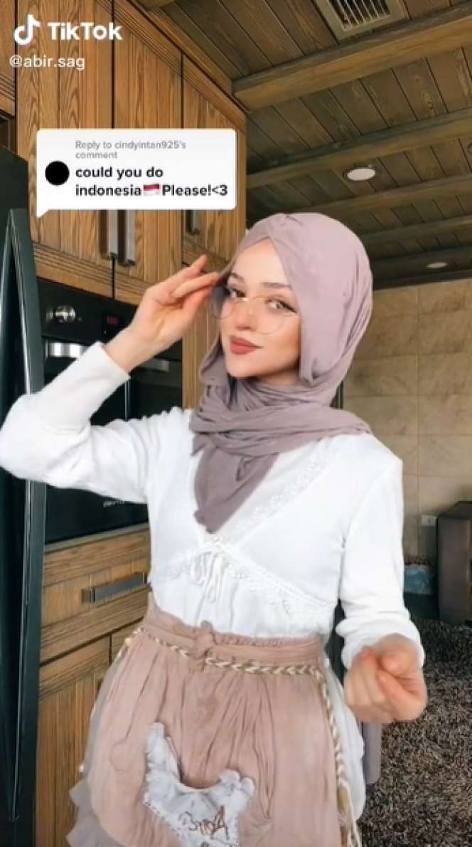 8 Potret Food Vlogger Cantik Asal Lebanon yang Viral Masak Rendang, Paras Mirip Barbie Disorot!