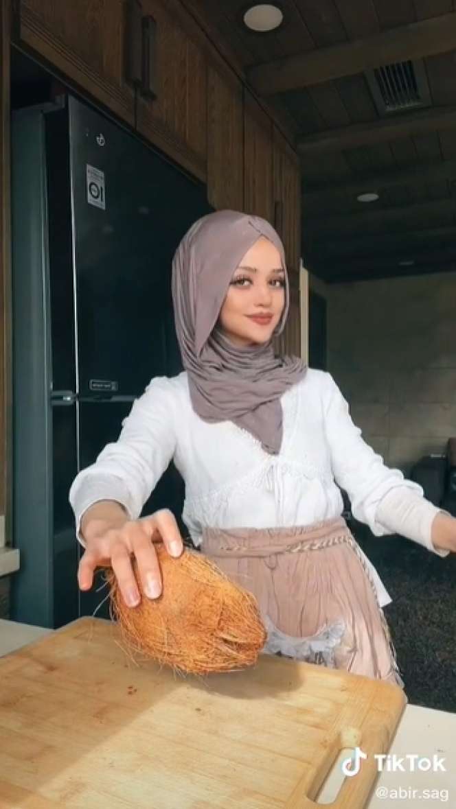 8 Potret Food Vlogger Cantik Asal Lebanon yang Viral Masak Rendang, Paras Mirip Barbie Disorot!