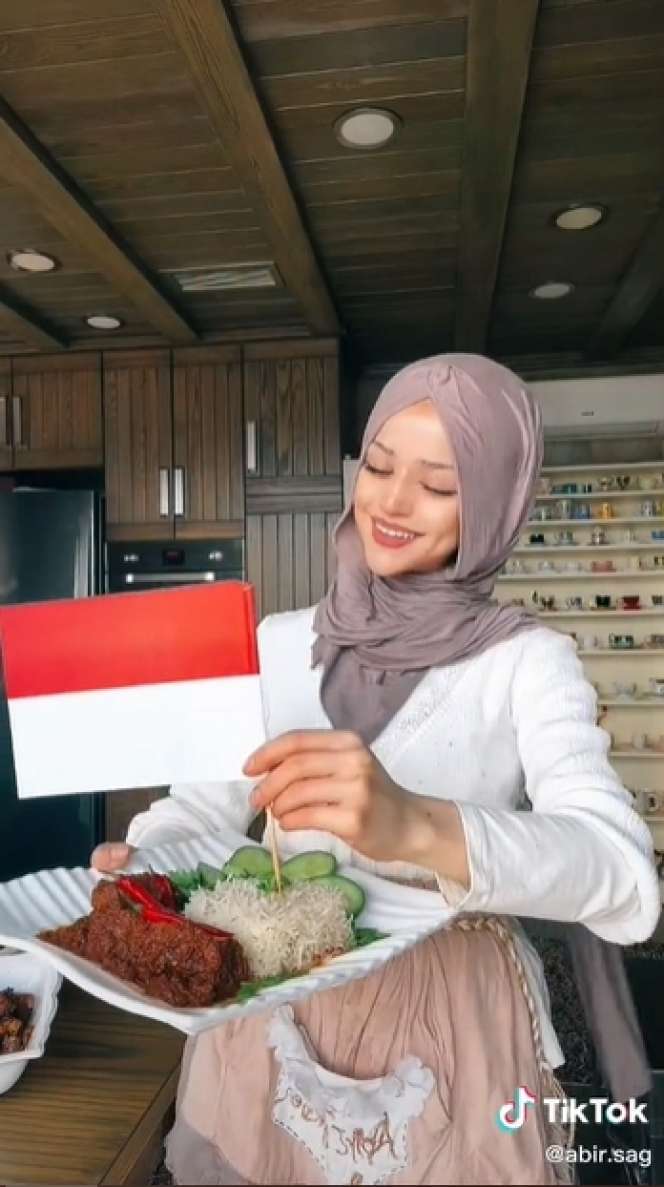 8 Potret Food Vlogger Cantik Asal Lebanon yang Viral Masak Rendang, Paras Mirip Barbie Disorot!