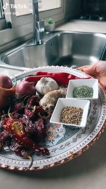 8 Potret Food Vlogger Cantik Asal Lebanon yang Viral Masak Rendang, Paras Mirip Barbie Disorot!