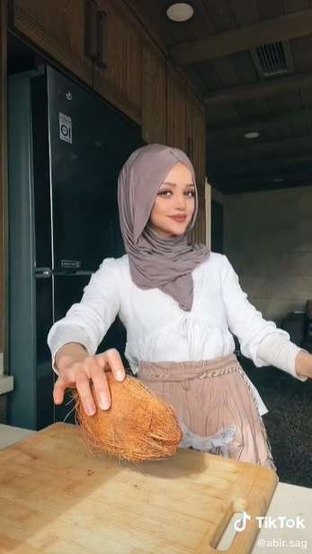 8 Potret Food Vlogger Cantik Asal Lebanon yang Viral Masak Rendang, Paras Mirip Barbie Disorot!