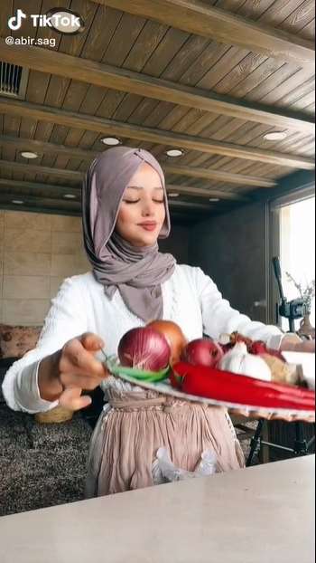 8 Potret Food Vlogger Cantik Asal Lebanon yang Viral Masak Rendang, Paras Mirip Barbie Disorot!