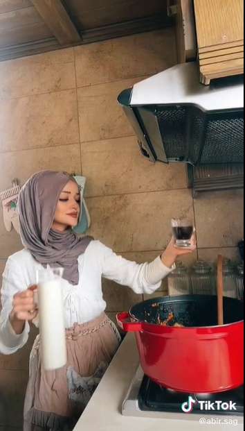 8 Potret Food Vlogger Cantik Asal Lebanon yang Viral Masak Rendang, Paras Mirip Barbie Disorot!