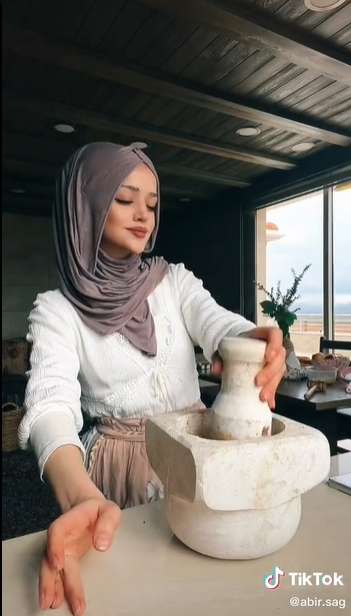 8 Potret Food Vlogger Cantik Asal Lebanon yang Viral Masak Rendang, Paras Mirip Barbie Disorot!