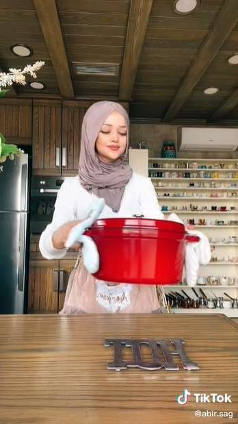 8 Potret Food Vlogger Cantik Asal Lebanon yang Viral Masak Rendang, Paras Mirip Barbie Disorot!