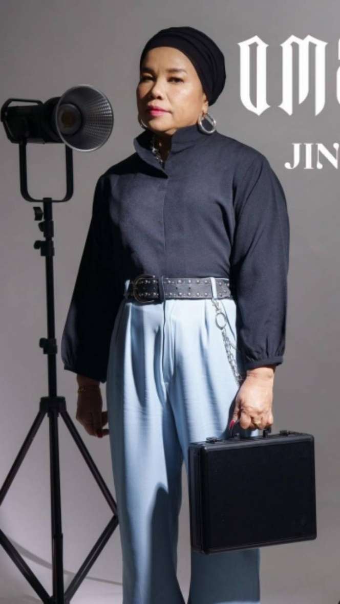 Tampil Swag! Potret Dewi Zuhriati Ibunda Fuji Saat Jadi Model