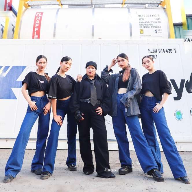 Tampil Swag! Potret Dewi Zuhriati Ibunda Fuji Saat Jadi Model