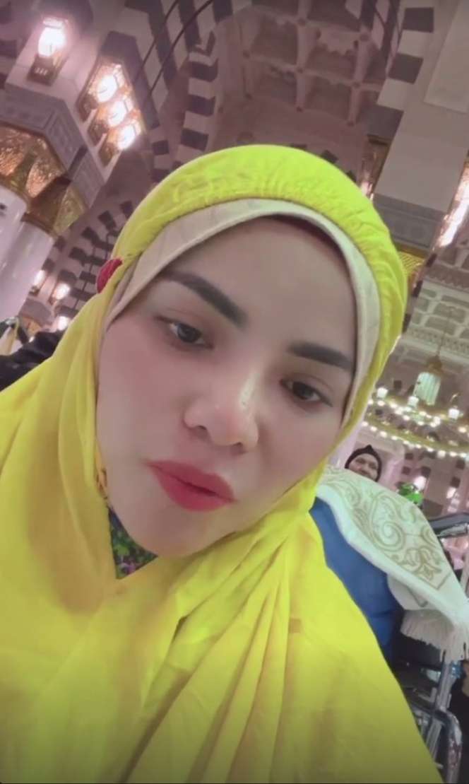 7 Momen Dinar Candy Umrah Bareng Keluarga, Sandal Jepit Bikin Salfok!