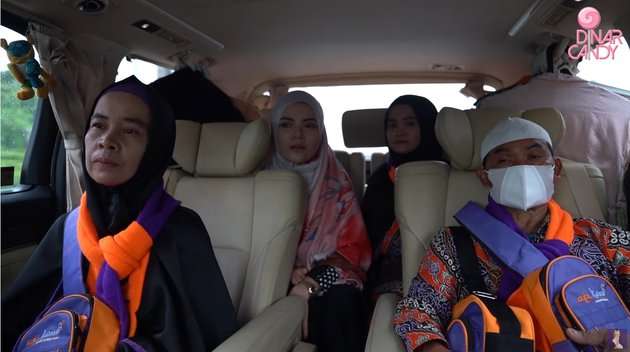 7 Momen Dinar Candy Umrah Bareng Keluarga, Sandal Jepit Bikin Salfok!