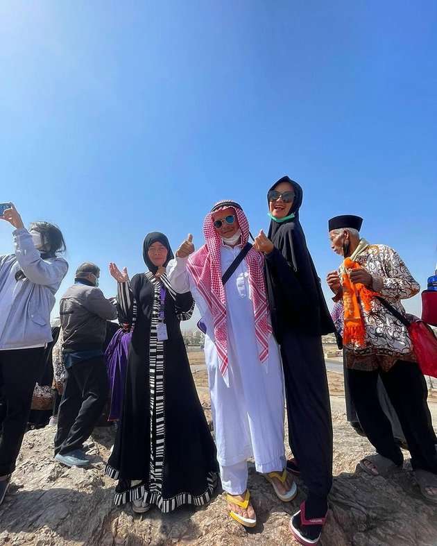 7 Momen Dinar Candy Umrah Bareng Keluarga, Sandal Jepit Bikin Salfok!