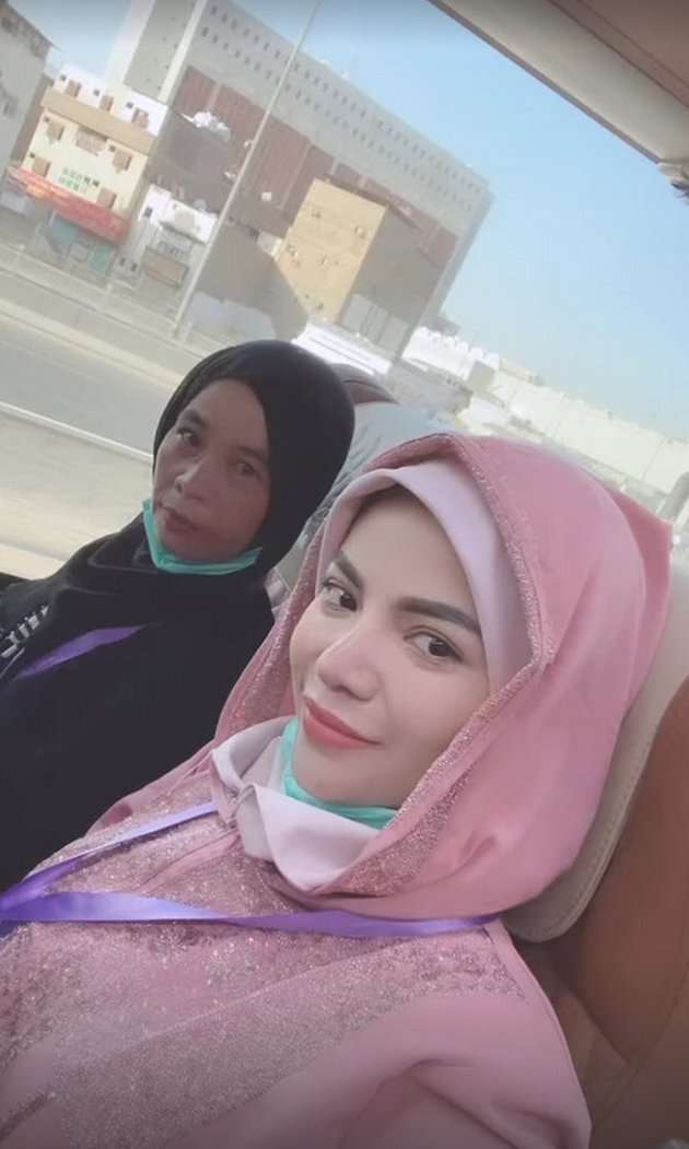 7 Momen Dinar Candy Umrah Bareng Keluarga, Sandal Jepit Bikin Salfok!
