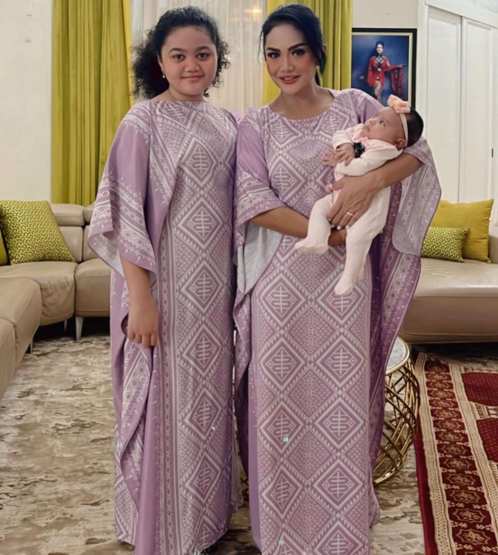 Potret Krisdayanti Saat Jemur Baby Ameena, Wajahnya Jadi Sorotan!