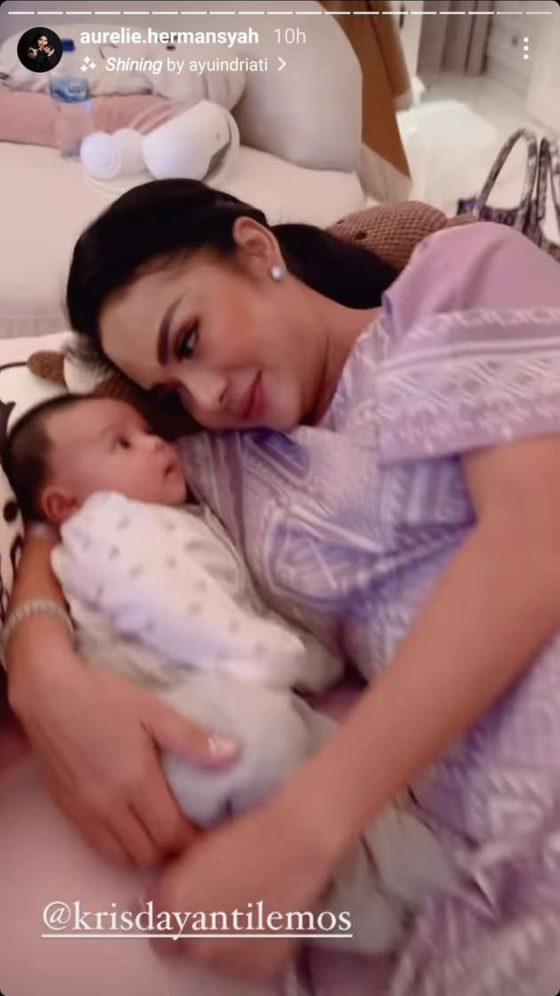 Potret Krisdayanti Saat Jemur Baby Ameena, Wajahnya Jadi Sorotan!