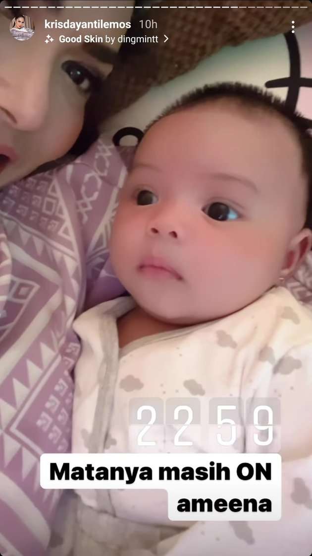 Potret Krisdayanti Saat Jemur Baby Ameena, Wajahnya Jadi Sorotan!
