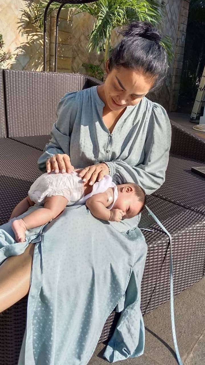 Potret Krisdayanti Saat Jemur Baby Ameena, Wajahnya Jadi Sorotan!