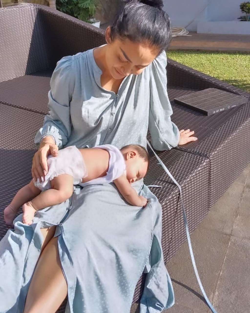 Potret Krisdayanti Saat Jemur Baby Ameena, Wajahnya Jadi Sorotan!