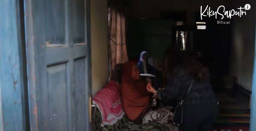 10 Potret Rumah Orangtua Kiky Saputri di Garut, Dapur Hanya Bilik Bambu Hingga Tunggu Kayu