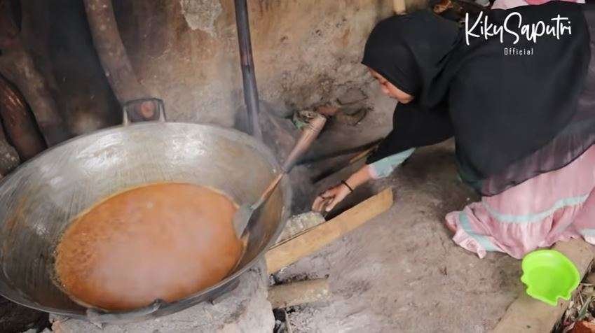 10 Potret Rumah Orangtua Kiky Saputri di Garut, Dapur Hanya Bilik Bambu Hingga Tunggu Kayu