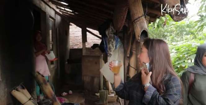 10 Potret Rumah Orangtua Kiky Saputri di Garut, Dapur Hanya Bilik Bambu Hingga Tunggu Kayu