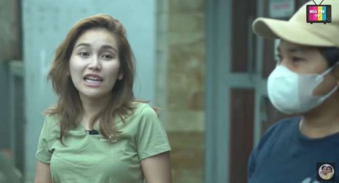 7 Potret Ayu Ting Ting Beli Nasi Uduk Dekat Rumah, Gayanya Jadi Sorotan