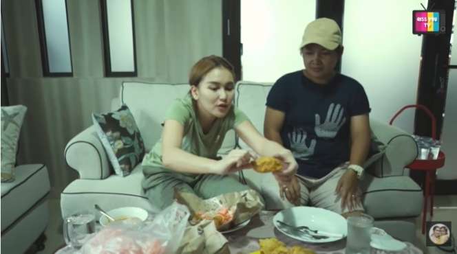 7 Potret Ayu Ting Ting Beli Nasi Uduk Dekat Rumah, Gayanya Jadi Sorotan