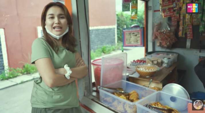 7 Potret Ayu Ting Ting Beli Nasi Uduk Dekat Rumah, Gayanya Jadi Sorotan
