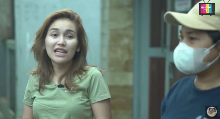 7 Potret Ayu Ting Ting Beli Nasi Uduk Dekat Rumah, Gayanya Jadi Sorotan