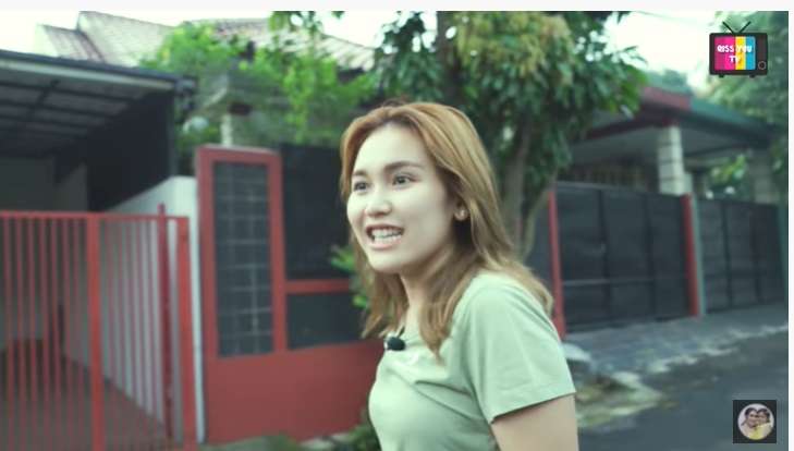 7 Potret Ayu Ting Ting Beli Nasi Uduk Dekat Rumah, Gayanya Jadi Sorotan
