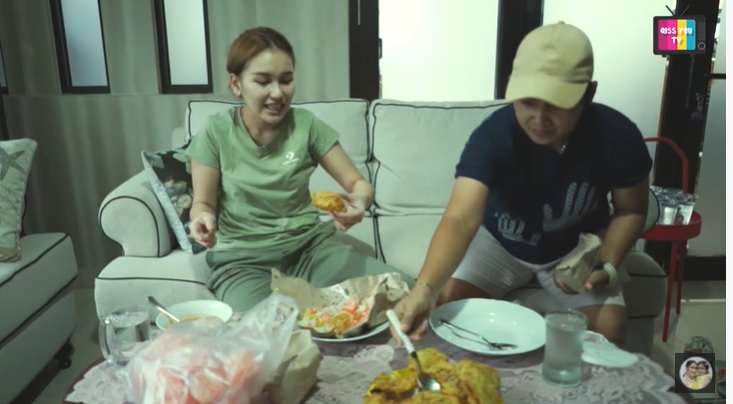 7 Potret Ayu Ting Ting Beli Nasi Uduk Dekat Rumah, Gayanya Jadi Sorotan