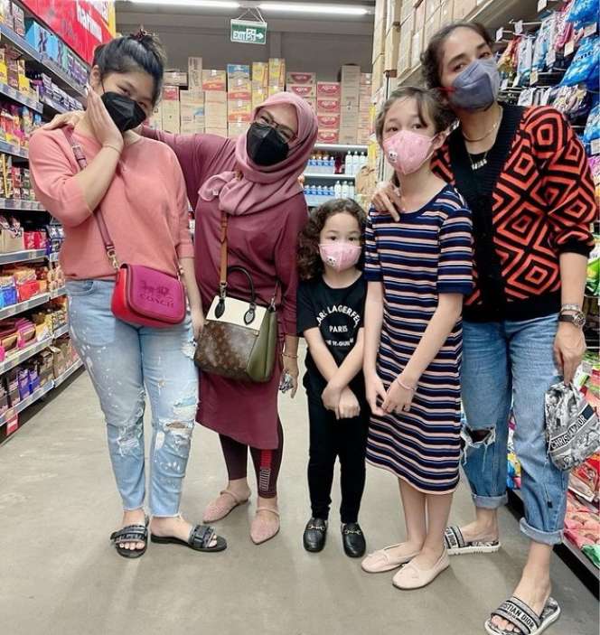 7 Potret Seleb Belanja Bulanan di Supermarket, Tas Mayangsari Bikin Salfok!