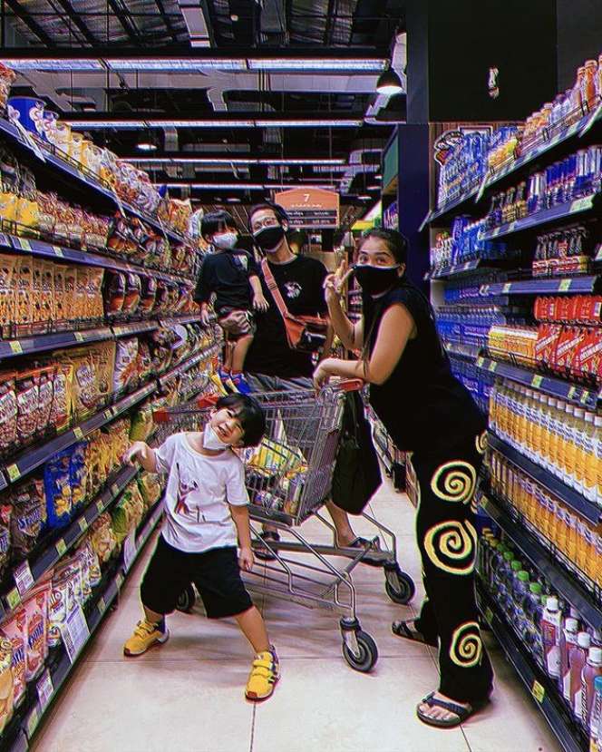 7 Potret Seleb Belanja Bulanan di Supermarket, Tas Mayangsari Bikin Salfok!