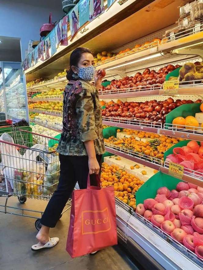 7 Potret Seleb Belanja Bulanan di Supermarket, Tas Mayangsari Bikin Salfok!