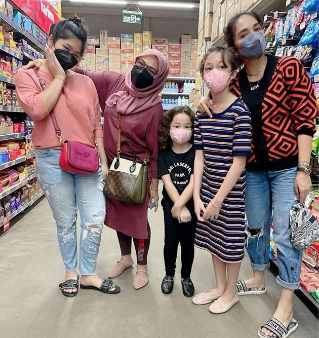 7 Potret Seleb Belanja Bulanan di Supermarket, Tas Mayangsari Bikin Salfok!
