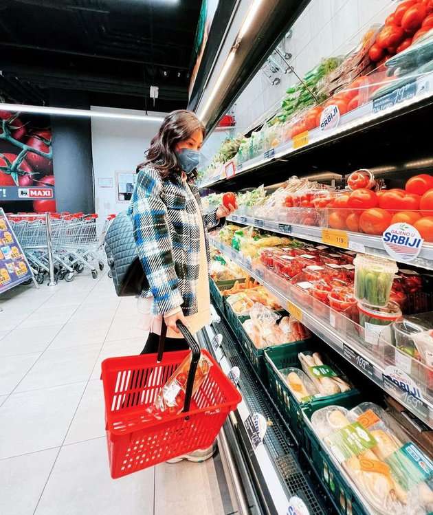 7 Potret Seleb Belanja Bulanan di Supermarket, Tas Mayangsari Bikin Salfok!