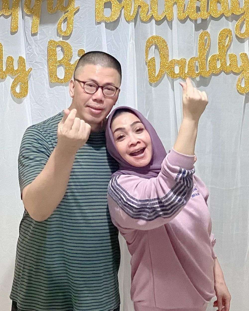 8 Momen Kebersamaan Rieta Amilia dan Suami yang Jarang Tersorot, Kini Pernikahannya di Ujung Tanduk!
