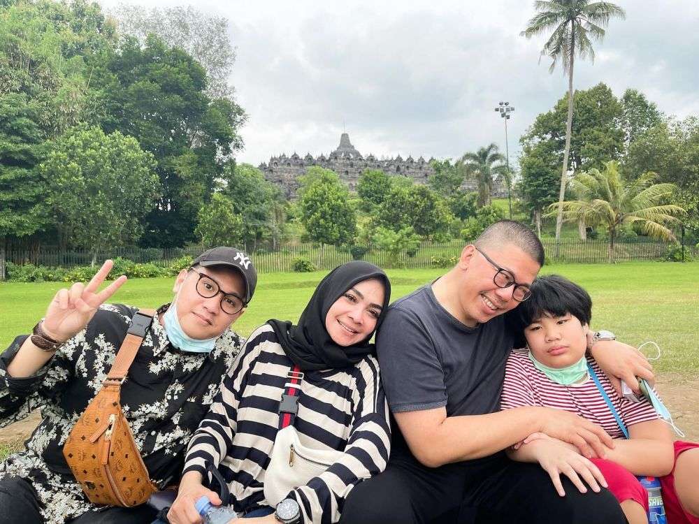 8 Momen Kebersamaan Rieta Amilia dan Suami yang Jarang Tersorot, Kini Pernikahannya di Ujung Tanduk!