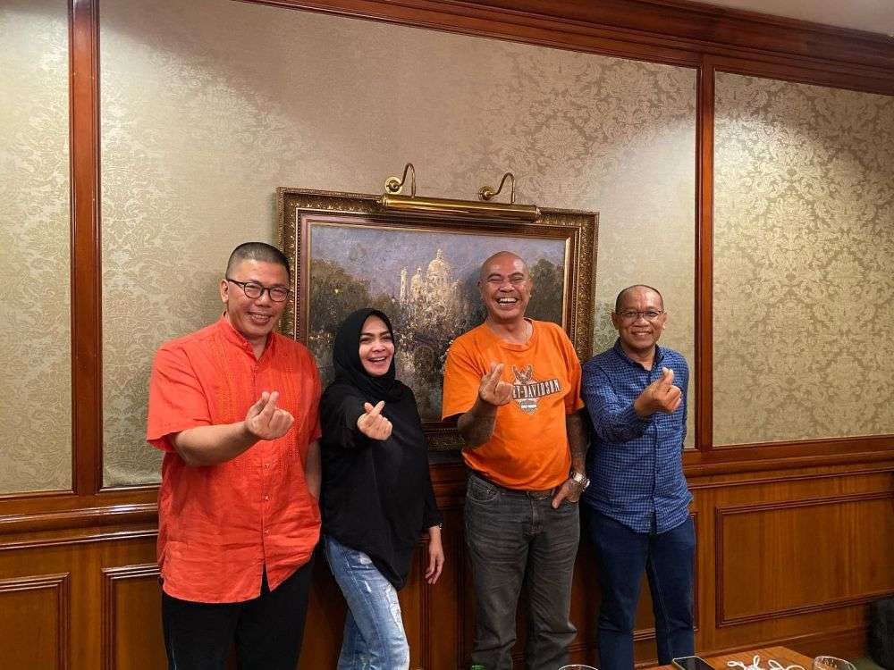 8 Momen Kebersamaan Rieta Amilia dan Suami yang Jarang Tersorot, Kini Pernikahannya di Ujung Tanduk!